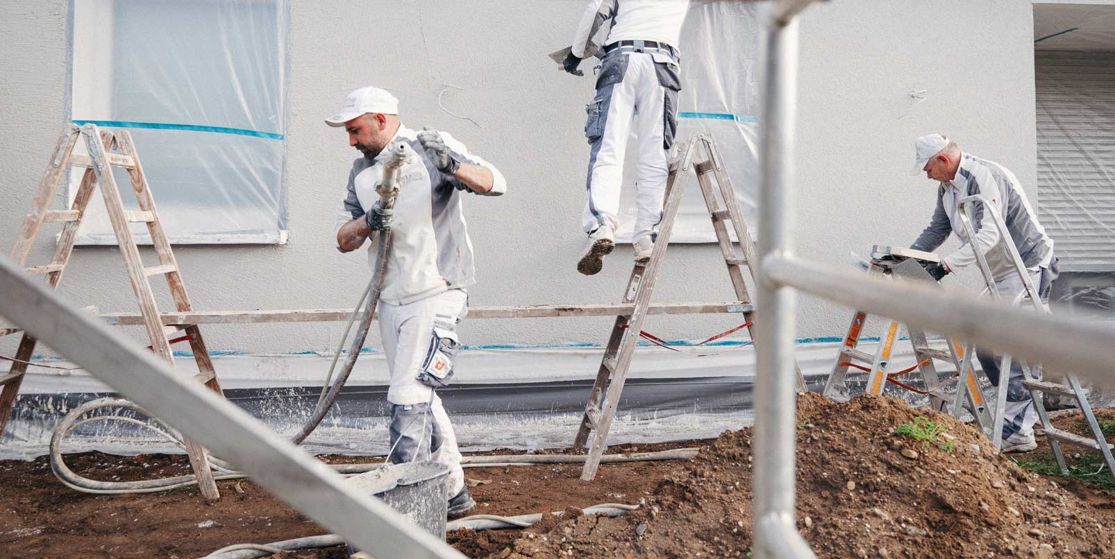 Das Team von Stuck & Putz beim Verputzen einer Außenwand
