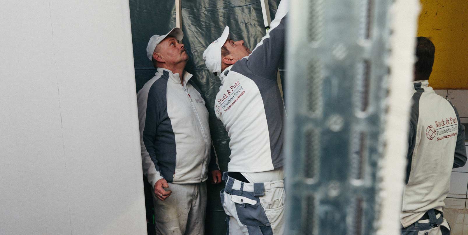 Das Team von Stuck & Putz arbeitet an Wänden im Trockenbau