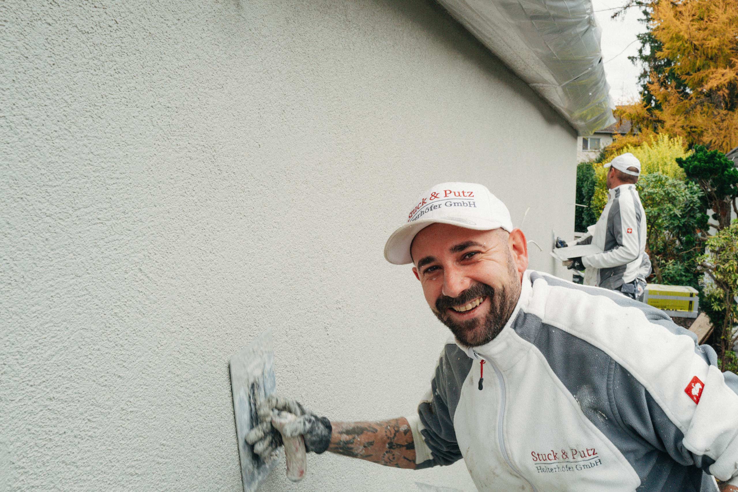 Stuckateurmeister Sven Holterhöfer verputzt eine Außenwand