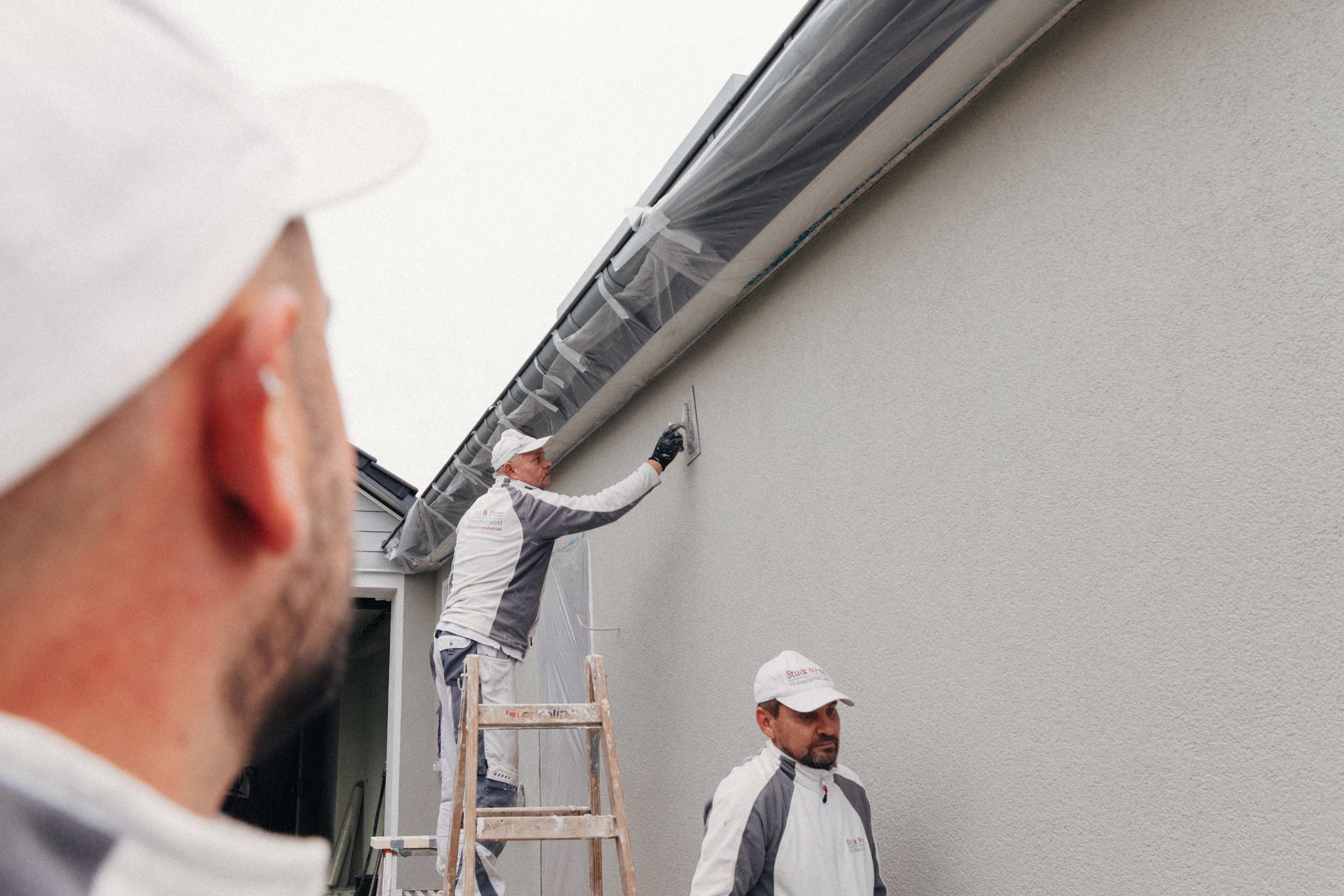 Mitarbeiter von Stuck & Putz bei Arbeiten an einer Außenwand