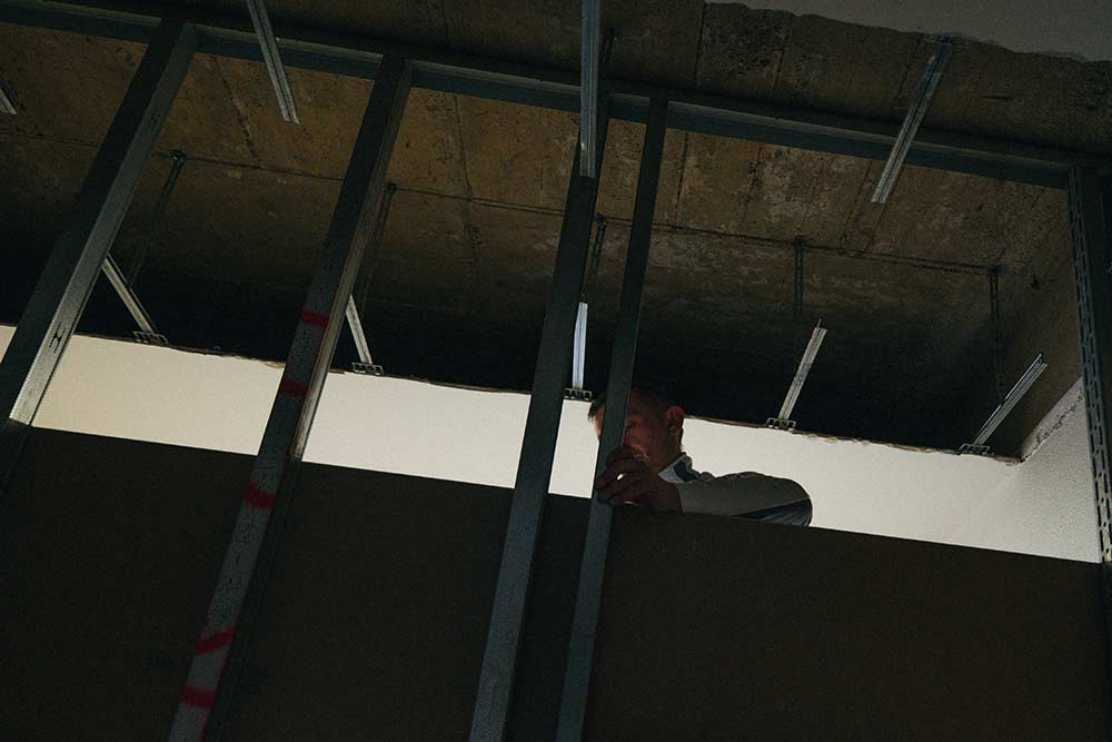 Mitarbeiter des Stuckateurbetriebs Sven Holterhöfer bei der Arbeit auf einem Bauprojekt