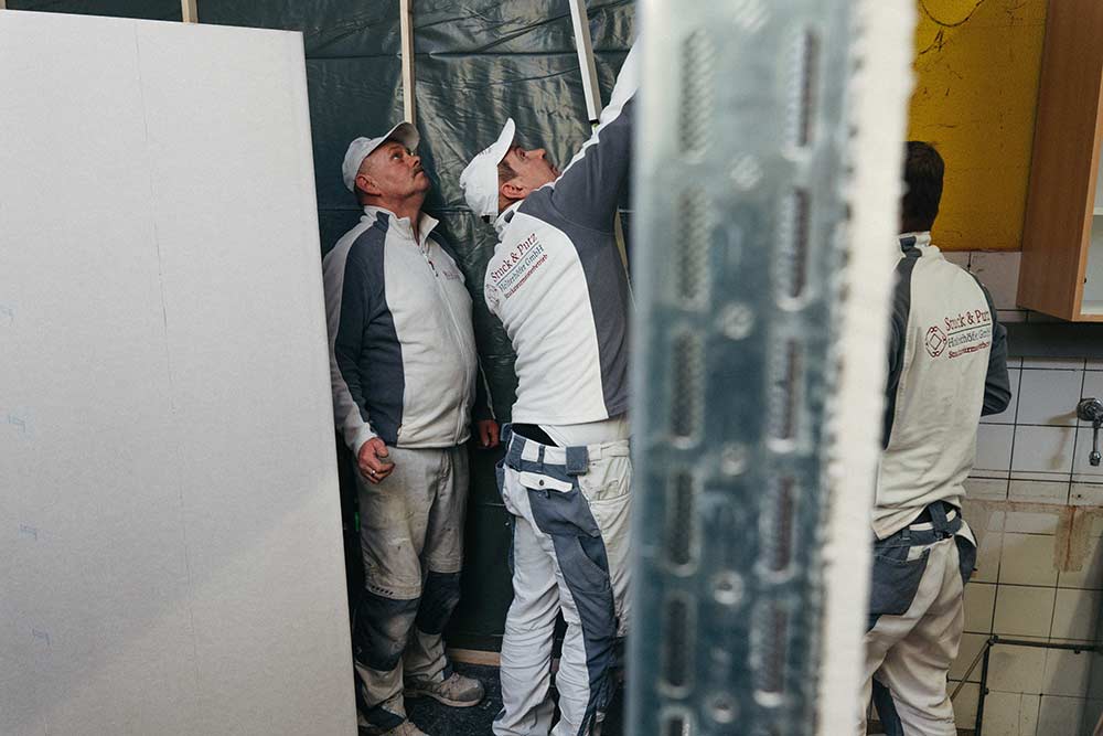 Stuckateurteam bei der Arbeit auf einer Baustelle