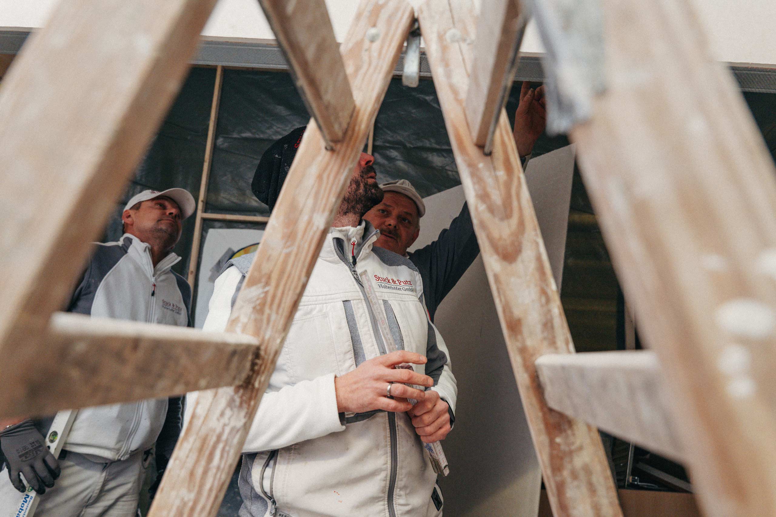 Team des Stuckateurbetriebs bei der Arbeit auf einem Projekt